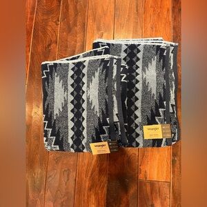 Set of 2 Wrangler Navy and and light blue Geometric Bath Towels